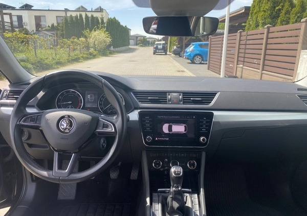 Skoda Superb cena 76900 przebieg: 136000, rok produkcji 2018 z Brzeg Dolny małe 211